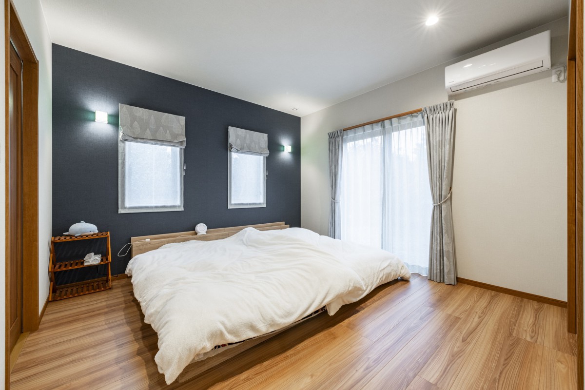 落ち着きのあるクロスと相性の良いブラケットライトで非日常の演出をプラス