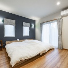 落ち着きのあるクロスと相性の良いブラケットライトで非日常の演出をプラス