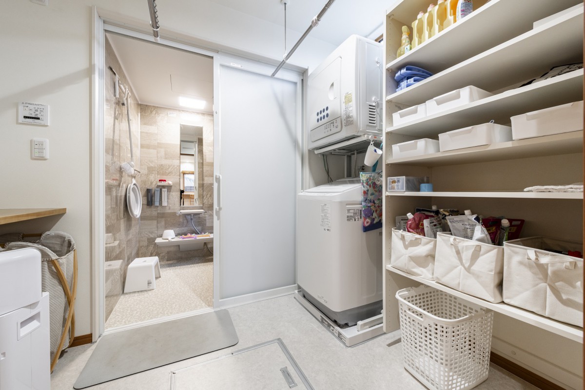 ランドリールーム兼脱衣室　昼夜問わず洗濯ができて家事ラクを実現