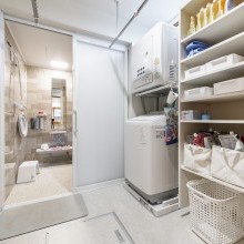 ランドリールーム兼脱衣室　昼夜問わず洗濯ができて家事ラクを実現