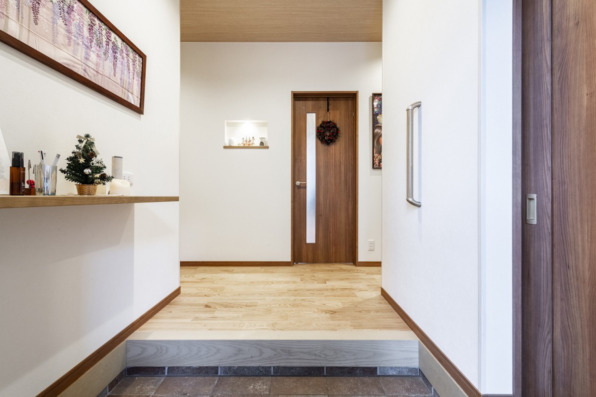 玄関は優しい風合いの無垢床材でお客さまをお出迎え