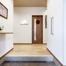 玄関は優しい風合いの無垢床材でお客さまをお出迎え