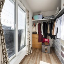 広々ベランダに面した明るいウォークインクロゼット