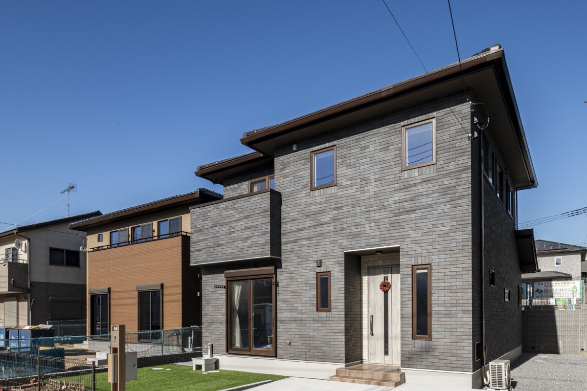 重厚感のあるタイル張りの外壁