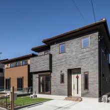 重厚感のあるタイル張りの外壁