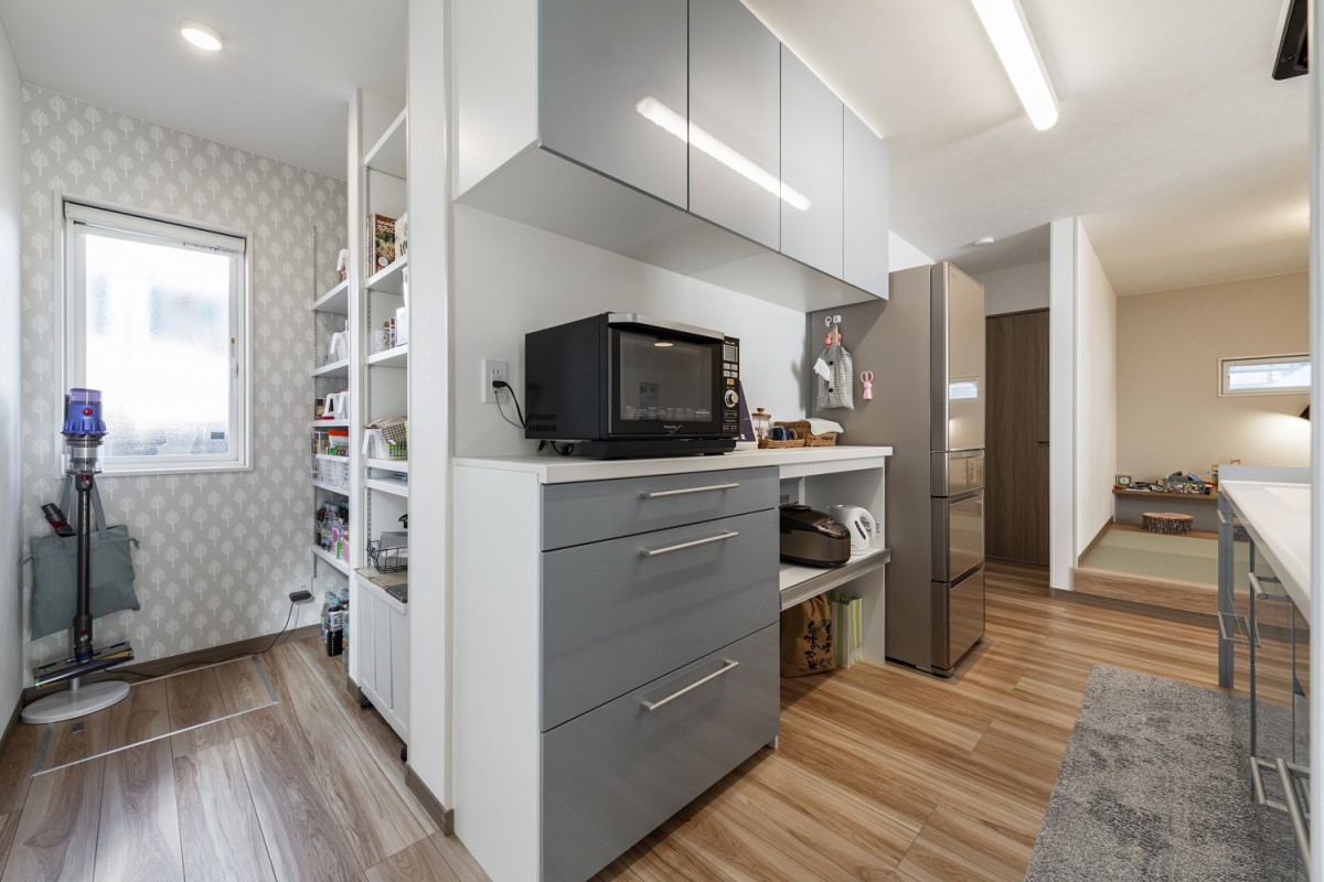 こだわったキッチン周り。パントリー&小上がりの畳スペース