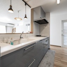 グレイッシュなカラーが落ち着いた優しい空間を演出