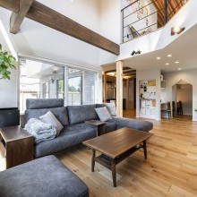 お気に入りのこだわりのソファのあるリビング