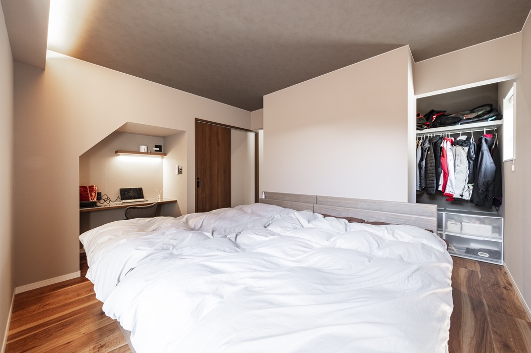 間接照明で落ち着いた雰囲気を演出した主寝室