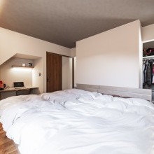 間接照明で落ち着いた雰囲気を演出した主寝室