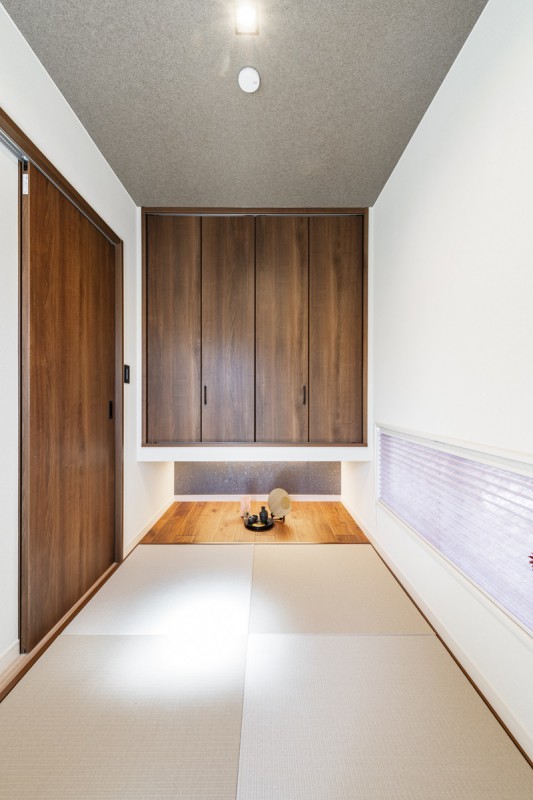 コンパクトな和室は吊戸棚で解放感を