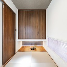 コンパクトな和室は吊戸棚で解放感を