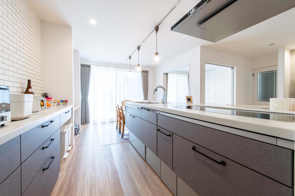 落ち着いたトーンとホワイトでまとめたダイニングキッチン