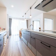 落ち着いたトーンとホワイトでまとめたダイニングキッチン