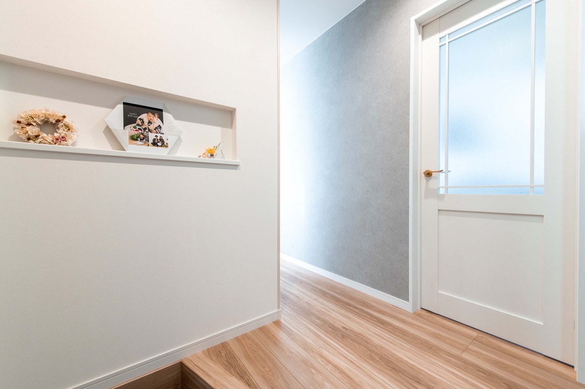 アクセントクロスとニッチでお客様をお出迎え