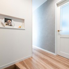 アクセントクロスとニッチでお客様をお出迎え