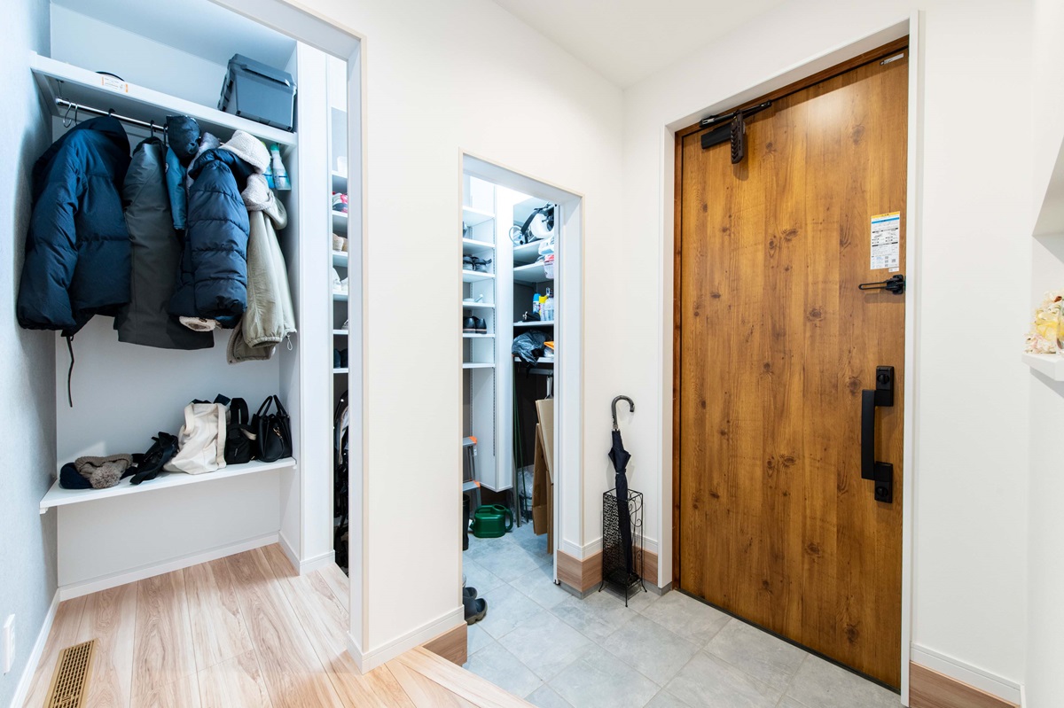 たっぷり収納とコートハンガーが便利なシューズクローク