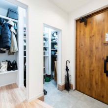 たっぷり収納とコートハンガーが便利なシューズクローク