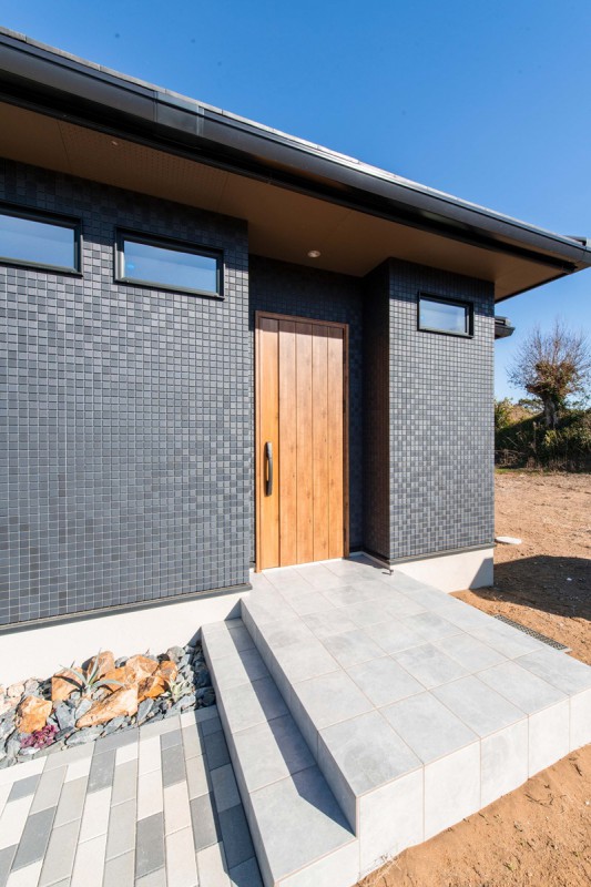 すっきりとモダンなエントランスに木目の素材感をプラス