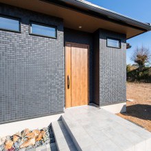 すっきりとモダンなエントランスに木目の素材感をプラス