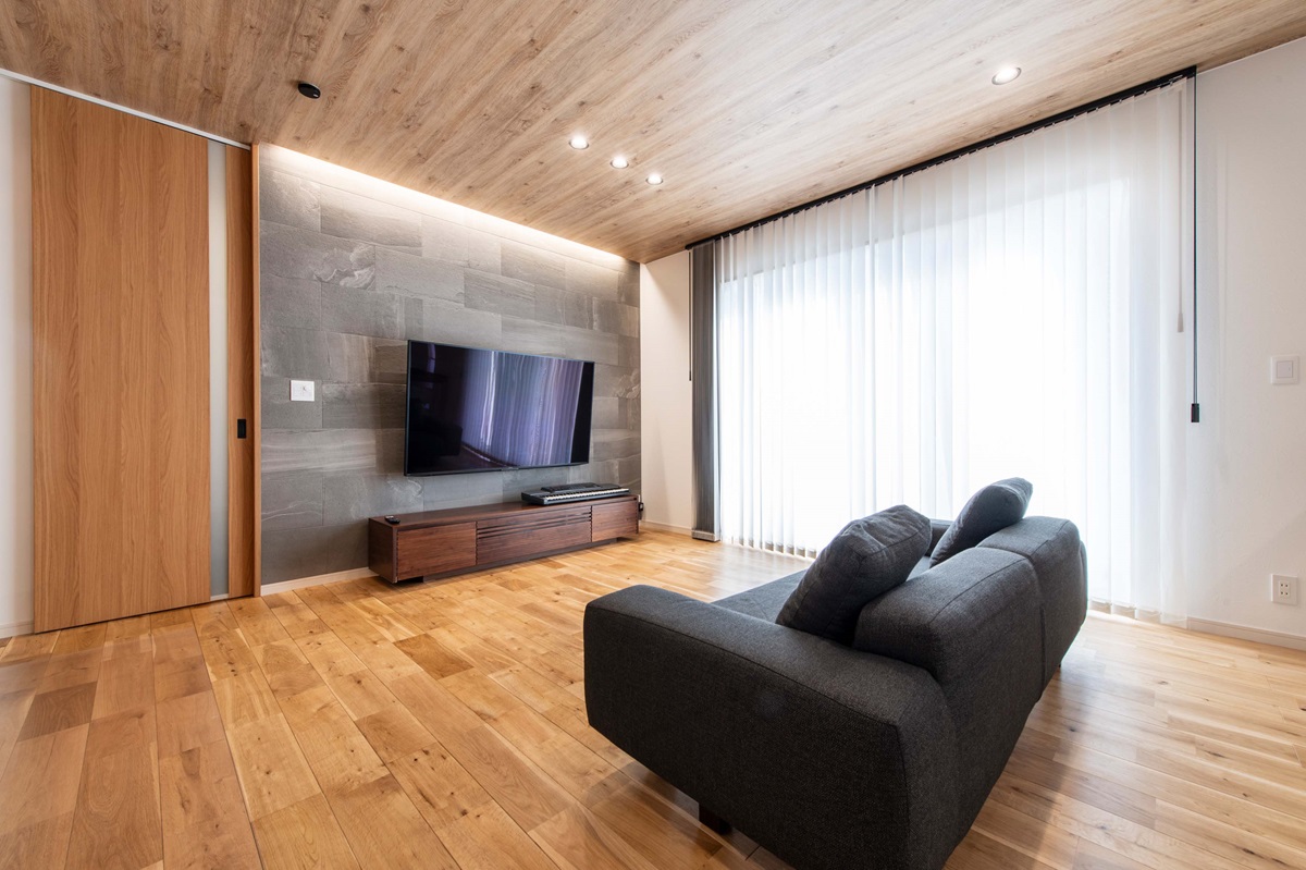 高さのある天井で広々としたLDKに無垢の床材がこだわり