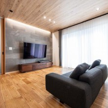 高さのある天井で広々としたLDKに無垢の床材がこだわり