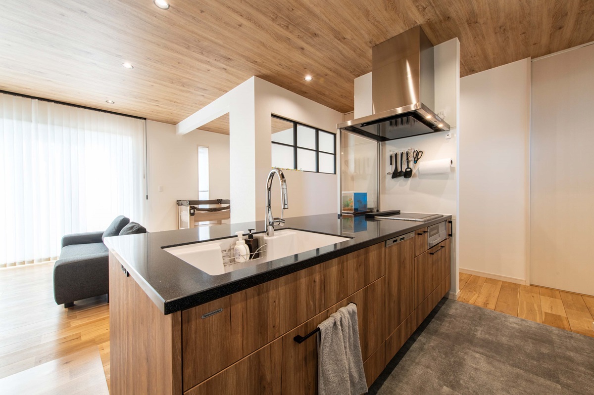 木目×ブラックで洗練されたキッチンまわり