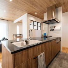 木目×ブラックで洗練されたキッチンまわり