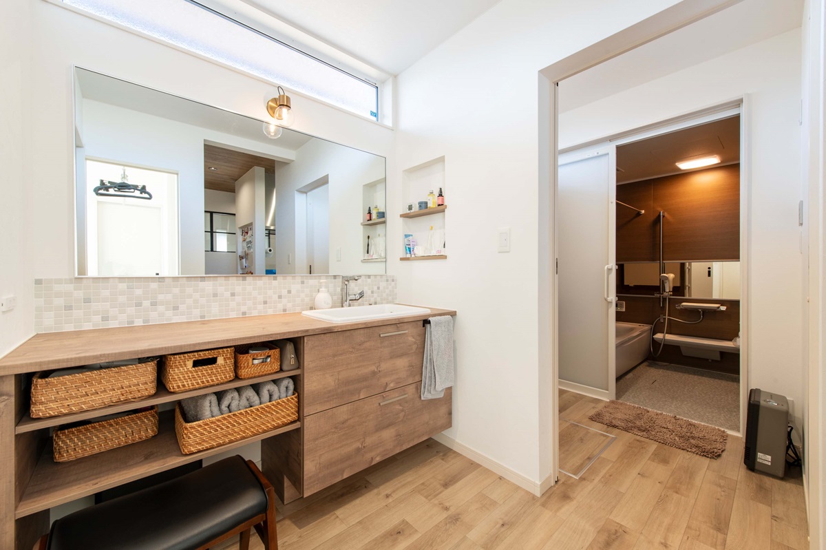 造作カウンターのナチュラルなトーンが優しい洗面室