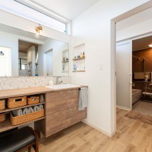 造作カウンターのナチュラルなトーンが優しい洗面室