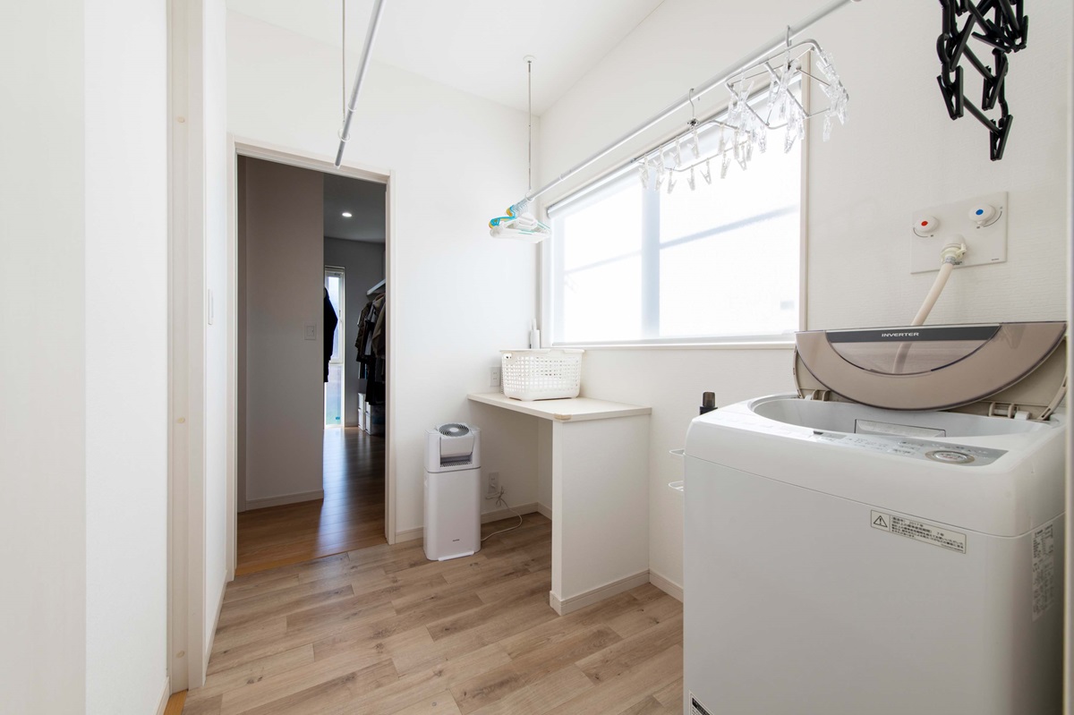 キッチン脇のランドリースペースはファミリークロゼットとも隣接