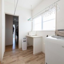 キッチン脇のランドリースペースはファミリークロゼットとも隣接