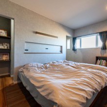 寝室はシンプルで落ち着きのあるコーディネートに