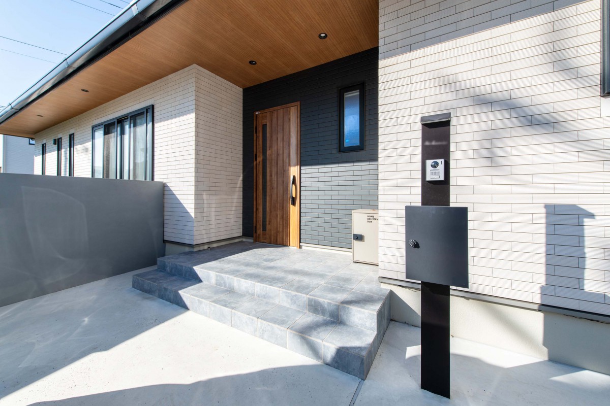 深い軒の出が建物の重厚感を引き立てて