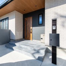 深い軒の出が建物の重厚感を引き立てて