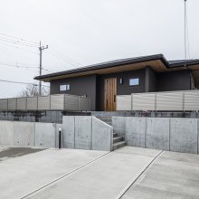 調和のとれたカラーが目を引くコーディネート