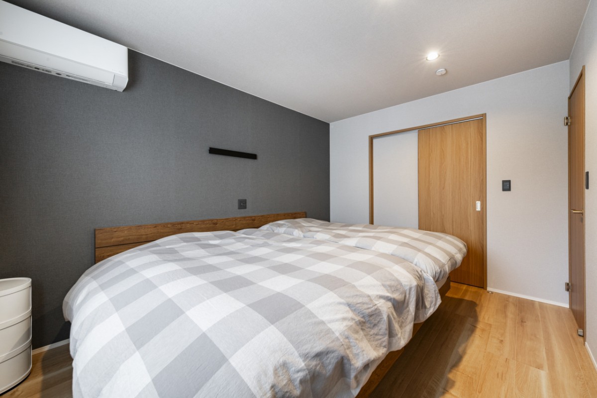 ナチュラルな木目とグレートーンがリラックスを誘う寝室