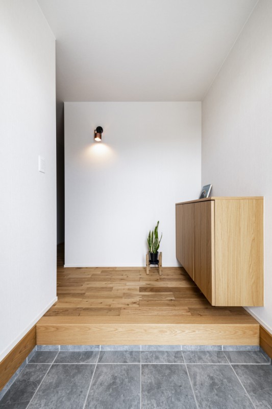 プライベートをしっかりと分けた玄関