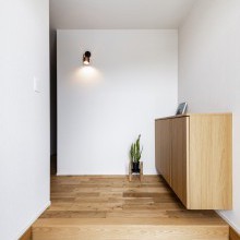 プライベートをしっかりと分けた玄関