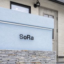 石積みの質感とブルーのサインでサロンの個性と想いを描く