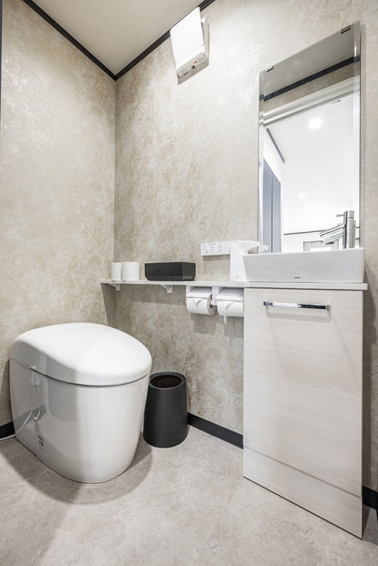 シンプルな美しさが際立つ、快適なサロンのトイレスペース