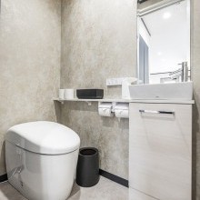 シンプルな美しさが際立つ、快適なサロンのトイレスペース
