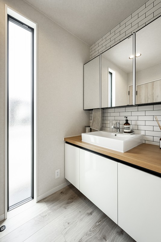 シンプルなタイルでクールな印象を演出