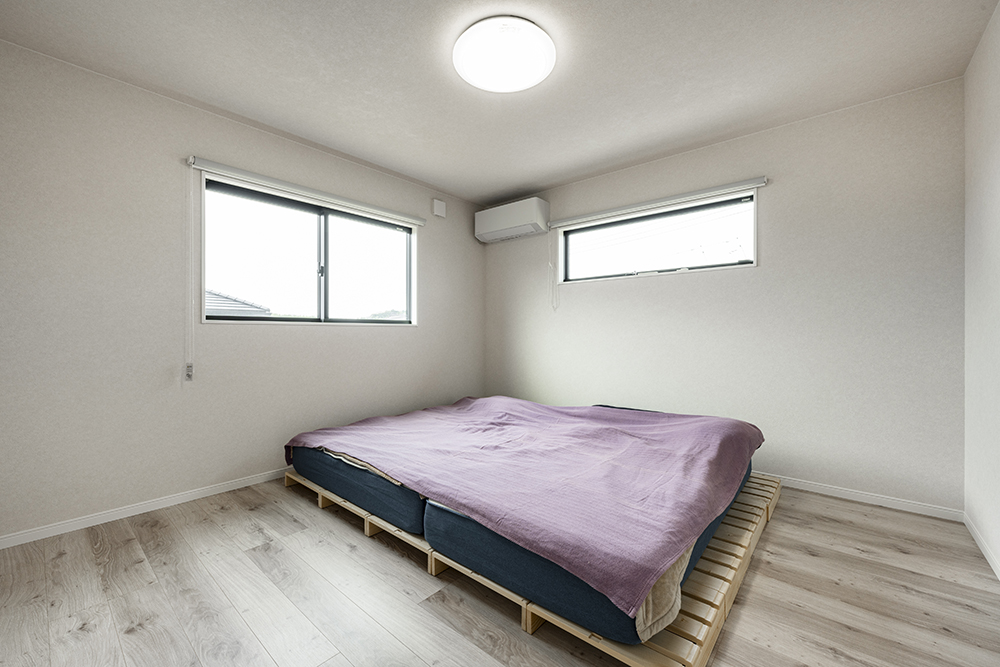 グレージュの優しい空間に癒される寝室