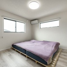 グレージュの優しい空間に癒される寝室