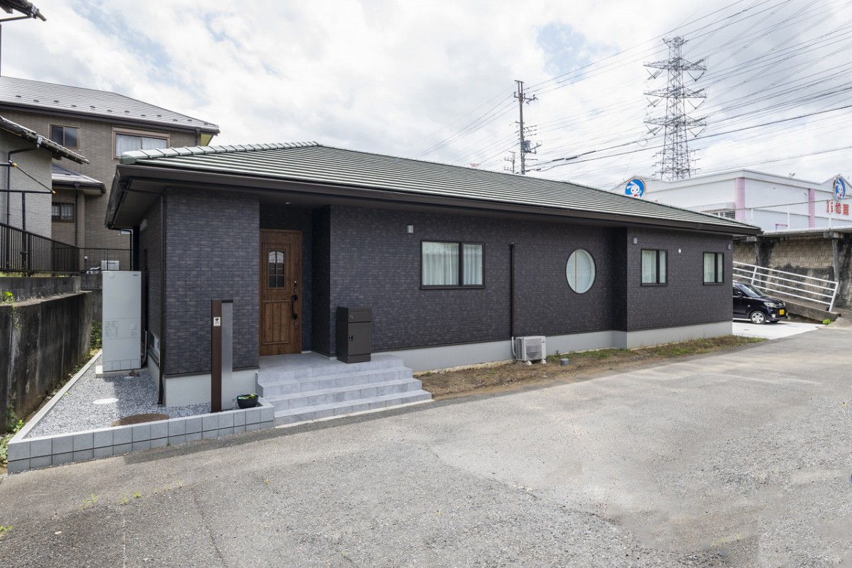 シックな色合いでコーディネートされた外観