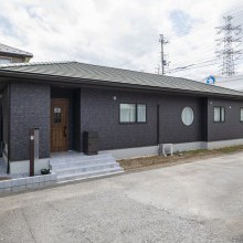 シックな色合いでコーディネートされた外観