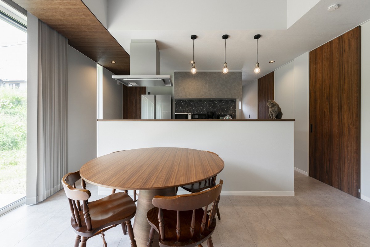 直線と曲線、木目のゆらぎが融和した心地よい空間