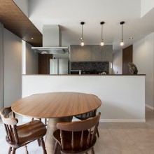 直線と曲線、木目のゆらぎが融和した心地よい空間