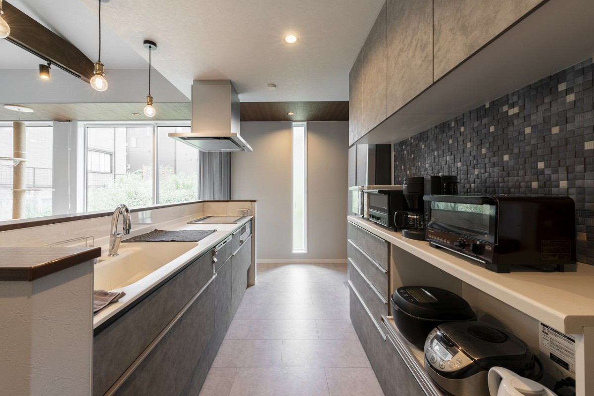 スリット窓の明かりが効果的なモダンキッチン